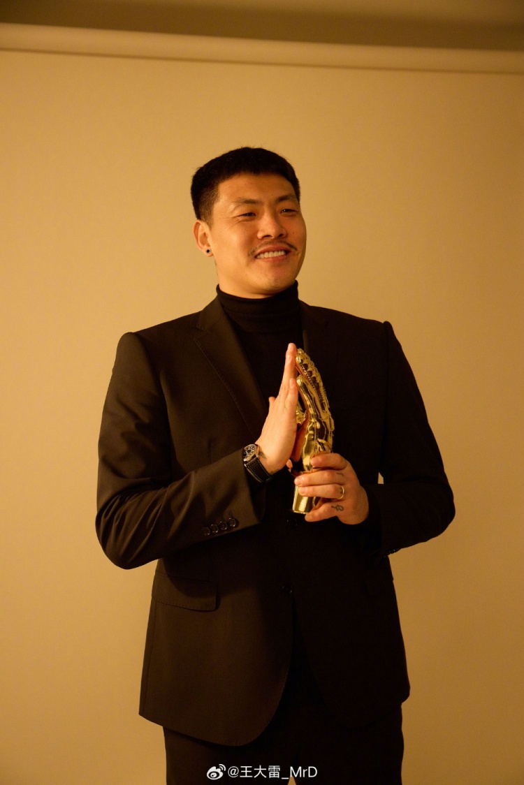  獲中國足球金手套獎，王大雷發(fā)文：既是榮譽也是鞭策自己的動力