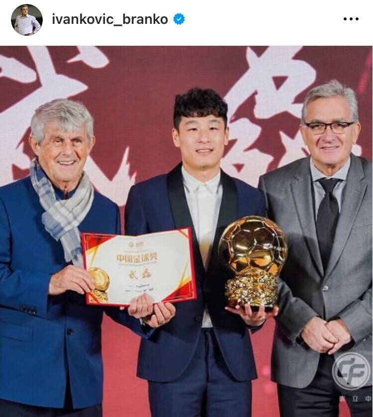  出席中國金球獎頒獎儀式，伊萬曬與武磊、米盧同框照片