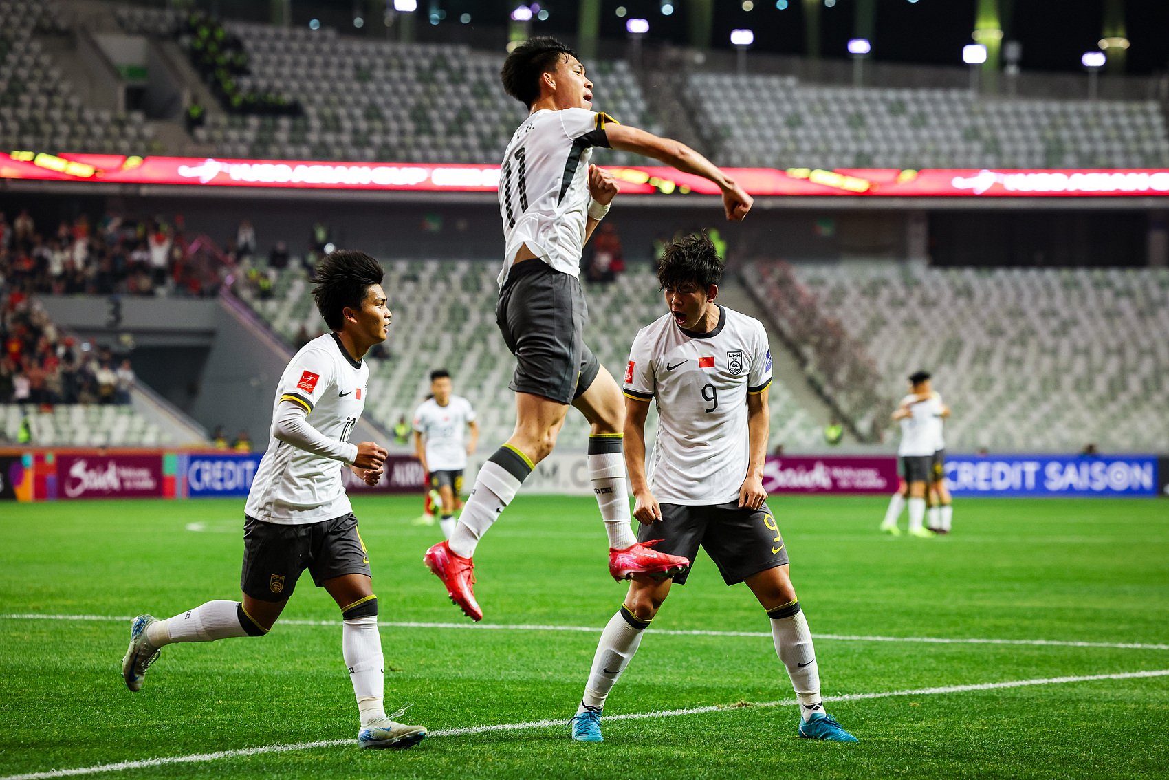  全面壓制！國青半場控球率高達7成，射門比9-3，造對方3張黃牌