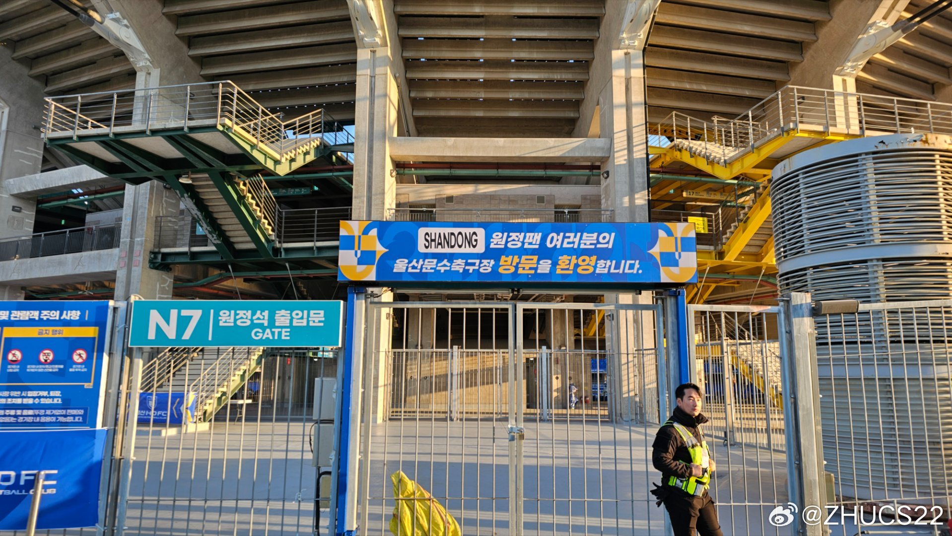  博主：蔚山現(xiàn)場(chǎng)工作人員、轉(zhuǎn)播車(chē)、安保在準(zhǔn)備撤場(chǎng)，場(chǎng)外一片安靜