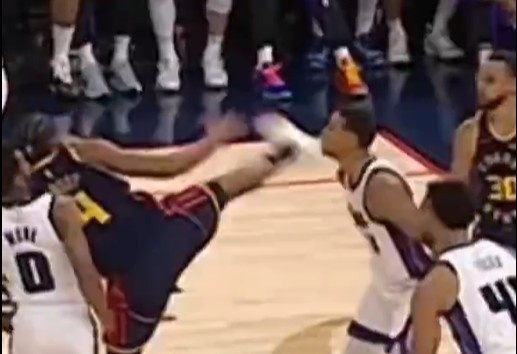  抬腳過(guò)高踢到了對(duì)手下巴！NBA官方：穆迪這一動(dòng)作被判1級(jí)惡犯