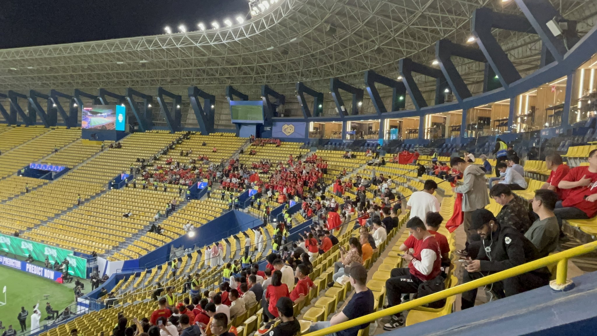  球票已售罄！中國球迷已經(jīng)入場，坐在球場上層沙特球迷區(qū)上方
