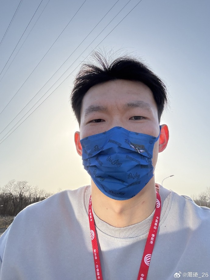  悠閑！周琦騎京牌電動車出行：太陽出來了 開京牌兜兜風(fēng)！