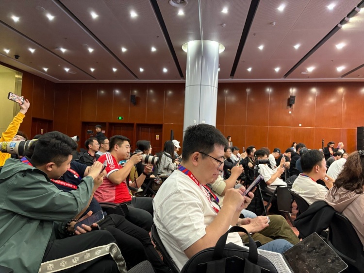  萬眾矚目！記者擠滿國足賽前新聞發(fā)布廳，賽場記者預(yù)計(jì)超300人