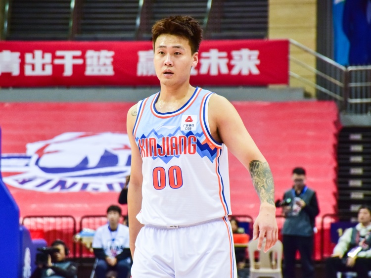  狀態(tài)不俗！趙睿半場(chǎng)9中4拿到15分5籃板