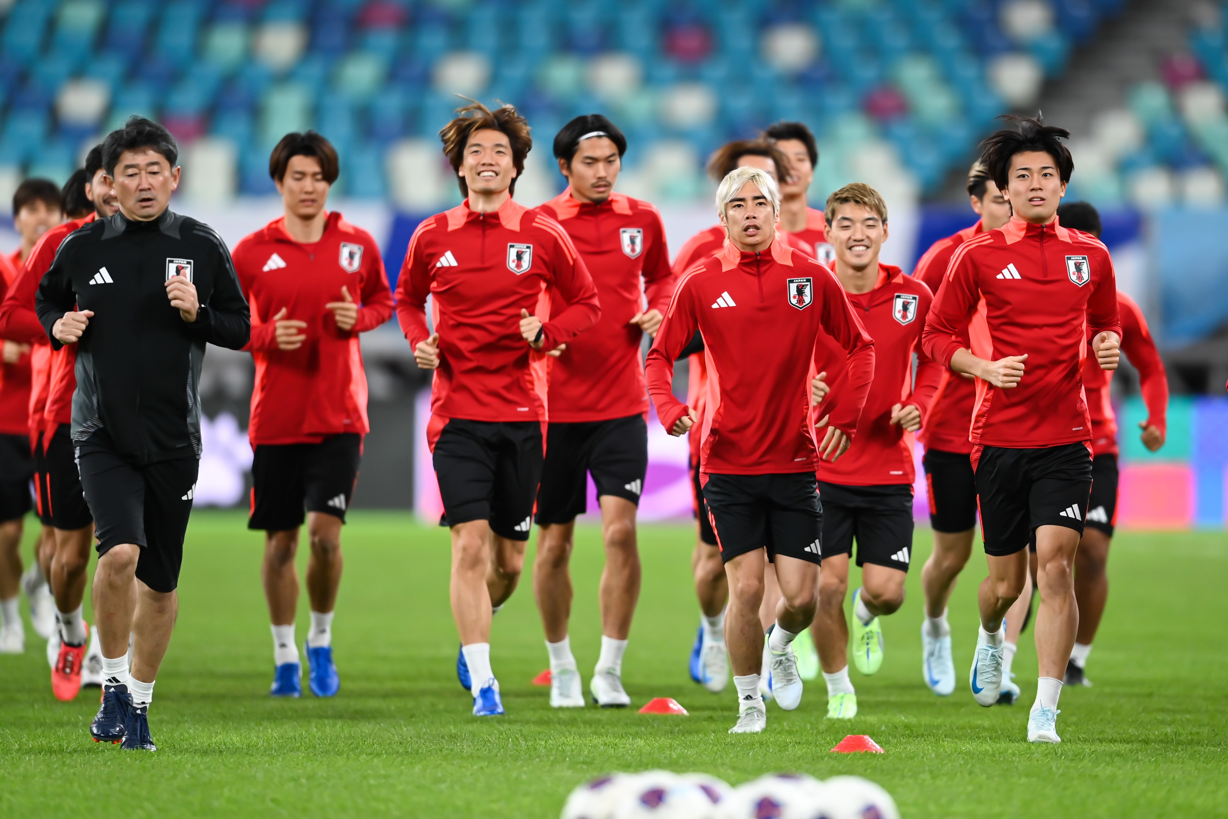  日媒：日本隊(duì)今日進(jìn)行賽前一日踩場(chǎng)訓(xùn)練，三笘薰和長(zhǎng)友佑都缺席