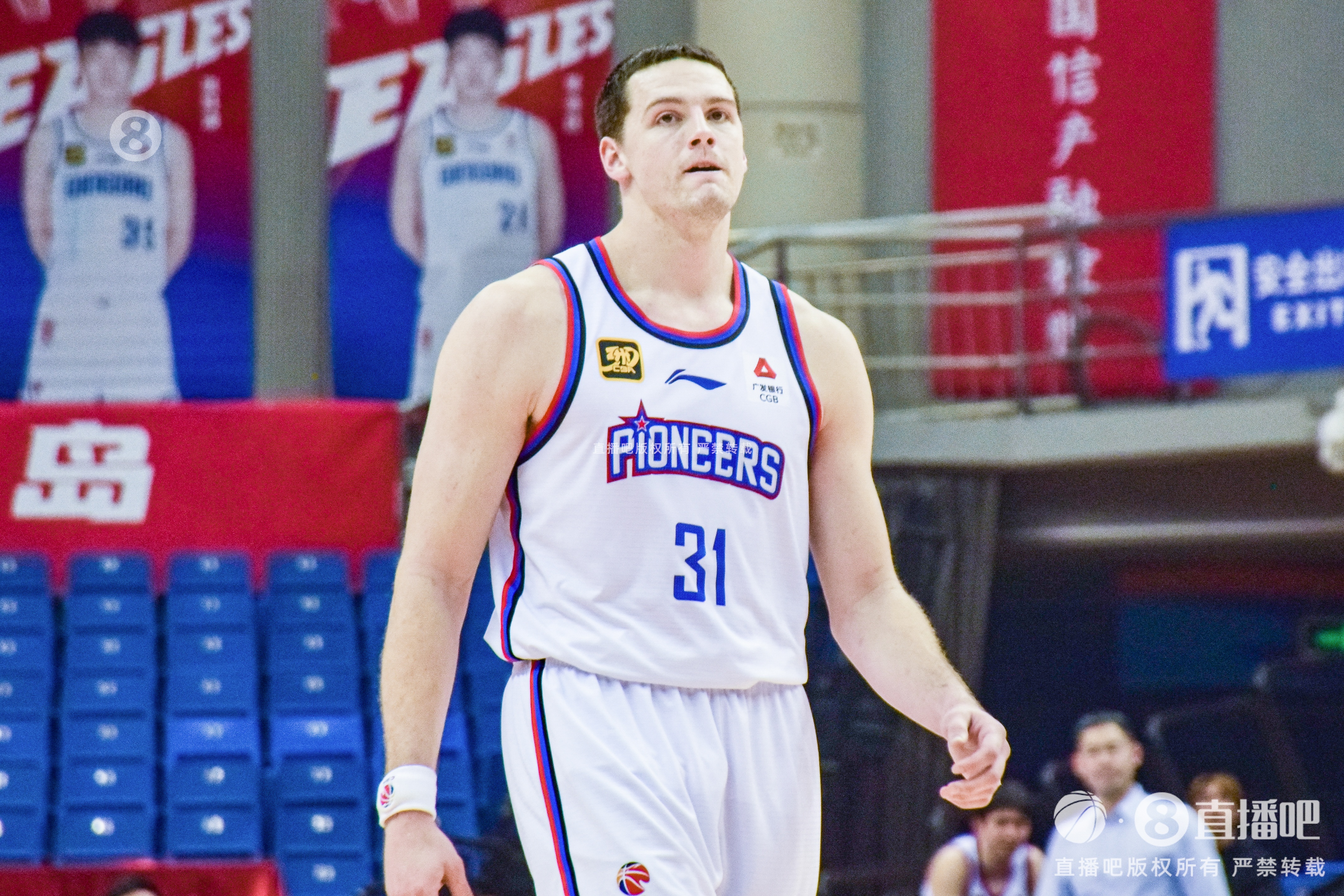  手感來遲了！大衛(wèi)-詹姆斯19中7&三分10中4拿到18分15籃板